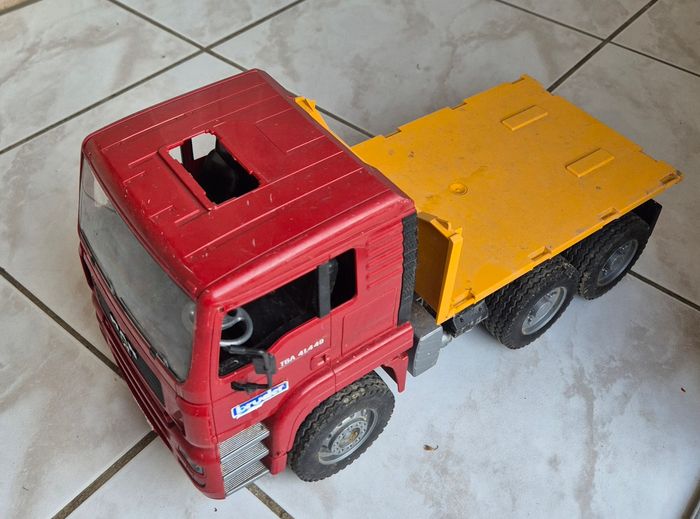 Gros camion Bruder plateau relevable