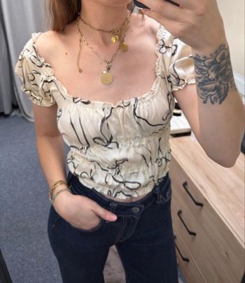 Haut satiné beige à motifs nœuds – Zara (NEUF) taille s