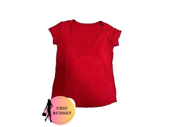 🌟 Tee-shirt femme Kiabi rouge en très bon état ! Un classique de style ! 👕