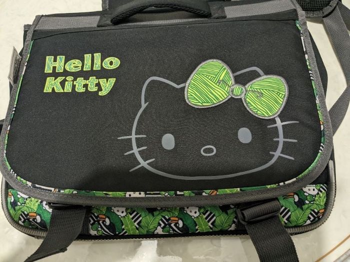 Cartable Hello Kitty noir et vert.