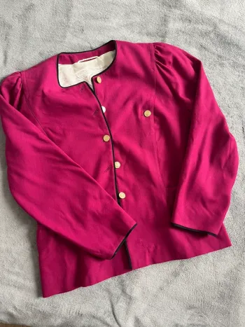 Veste vintage rose en laine – boutons dorés & liseré noir – T.38