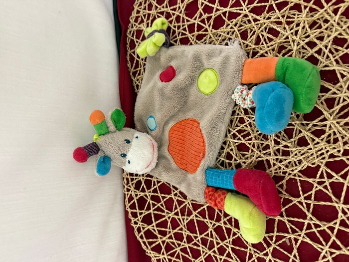 Doudou plat girafe vache gris à pois écharpe rayé SIMBA TOYS