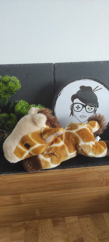 peluche doudou girafe petjes world marron beige couchée Vache Jaune Crinière