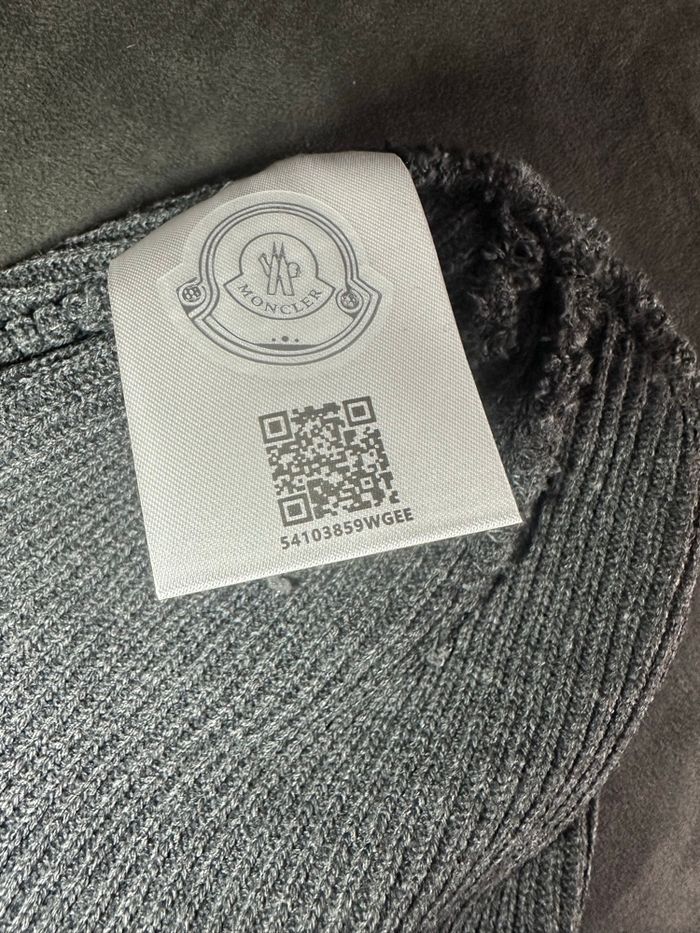 Bonnet Moncler gris  avec étiquette - photo numéro 5