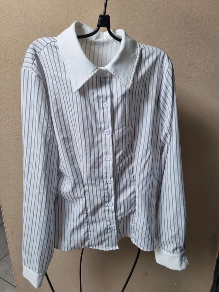 Chemise lignée grise et blanche