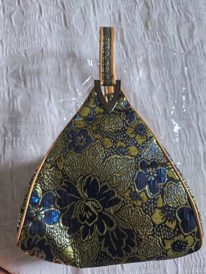 Sac  à  main aux broderies bleues et dorées - photo numéro 5