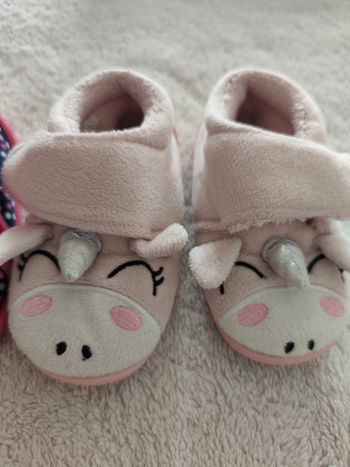 Lot de 2 paires de chaussons bébé fille – tailles 22 et 23