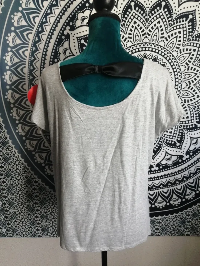 Tee-shirt gris avec différentes broderies et noeud noir dans le dos / arkitect / (L) - photo numéro 4