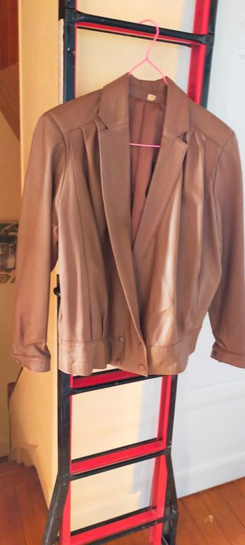 Blouson femme en cuir véritable . Taille 40