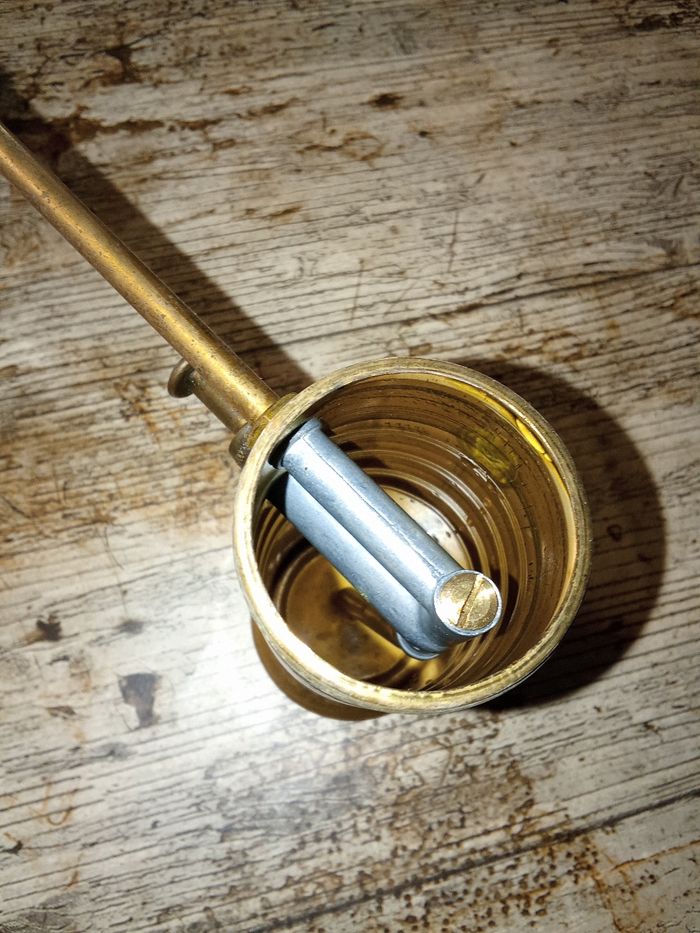Burette d'huile vintage en laiton - photo numéro 7