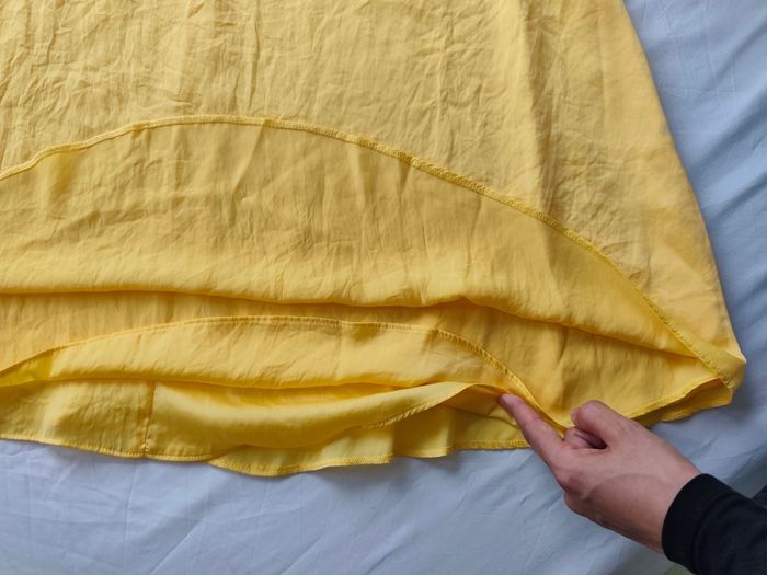 Robe satiné jaune maje neuve - photo numéro 3