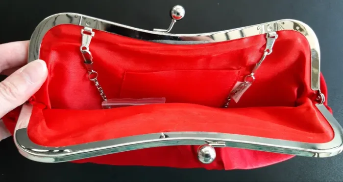 Adorable petit sac de soirée rétro en satin rouge vif - photo numéro 5