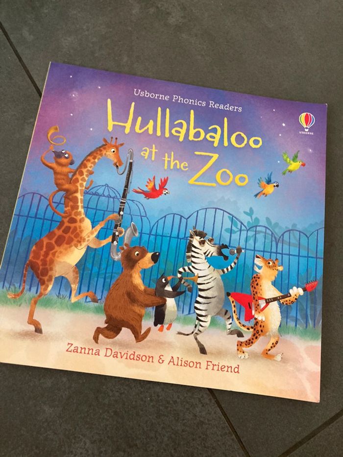 Livre Hullabaloo at the zoo
