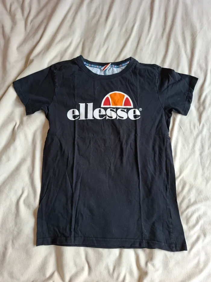 t-shirt noire logo Ellesse sur le devant taille XS, marque Ellesse, en très bon état