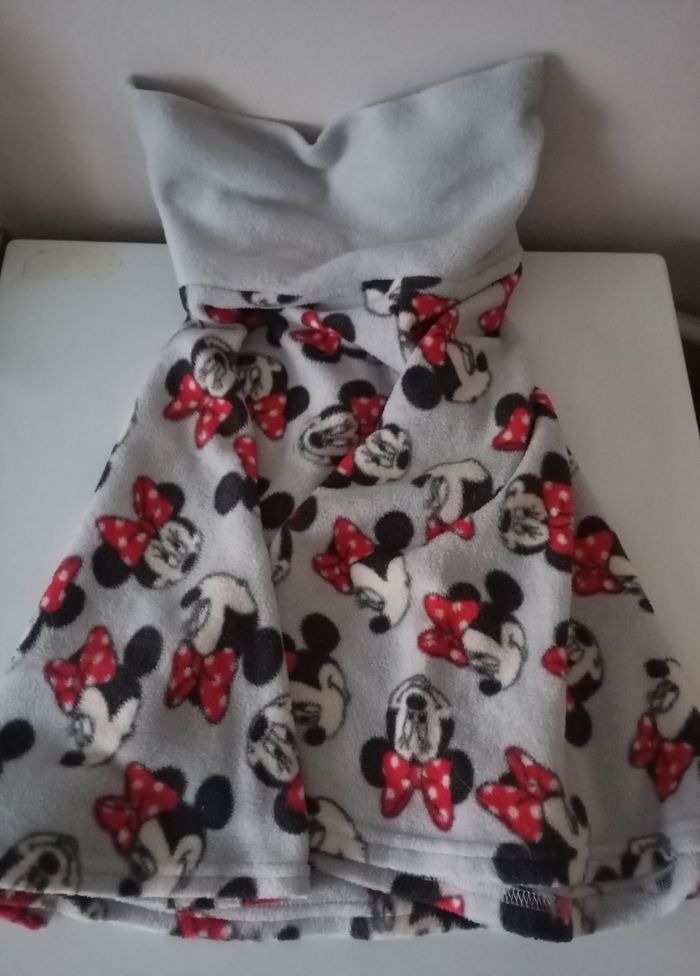 Cape châle . 6 ans . Polyester . Disney Minnie Mouse. Gris clair rouge noir blanc. État neuf . - photo numéro 5