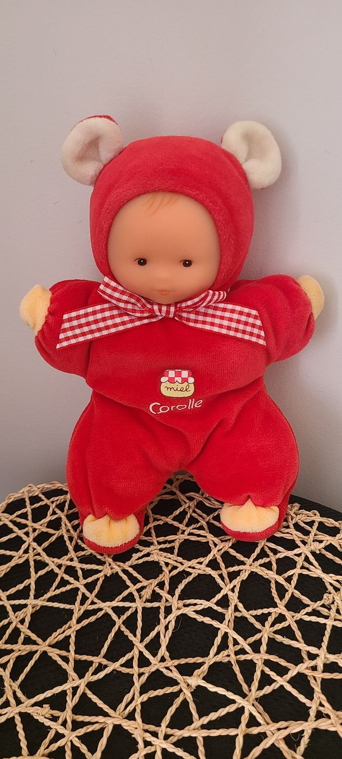 Doudou poupée hochet Corolle rouge Miel - 21 cm - photo numéro 2
