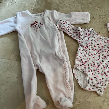 Pyjama et body tape à l œil