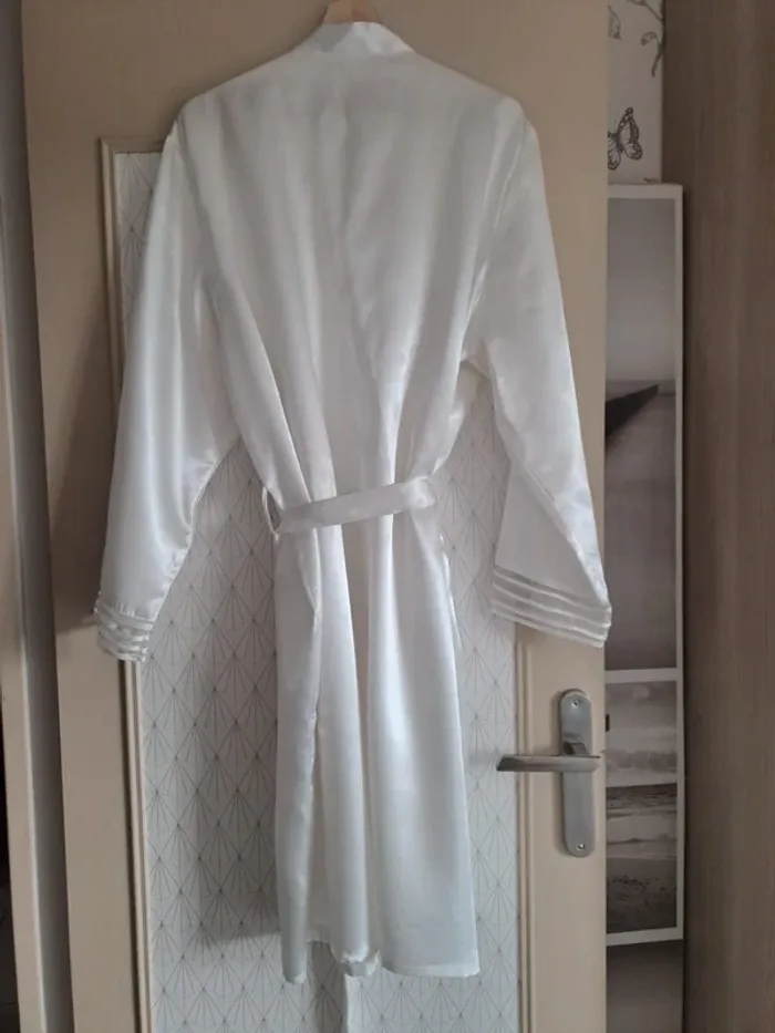 Robe de chambre fluide neuve jamais portée blanche 1 défaut de tissu TU prix mini - photo numéro 2
