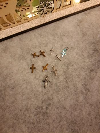 Lot de tout petits crucifix argenté et bronze