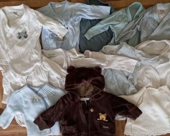 Un carton de vêtements pour garçon en taille 3 mois