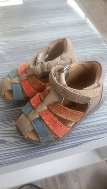 Sandales garçon p20 marque freemouss en très bonne état