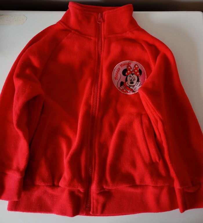 Gilet polaire rouge. 5 ans . Polyester. 2 poches et fermeture éclair métal.Disney Minnie. Très bon état - photo numéro 3