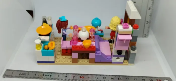 Salle à manger cuisine avec personnages lego - photo numéro 3