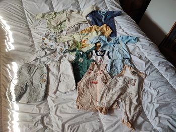 Lot d'une quinzaine de vêtements d'1 mois