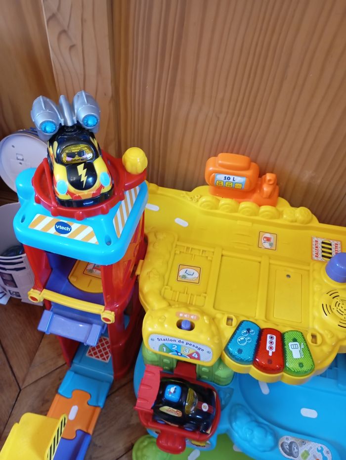 Garage tut tut avec 2 tours de lancement et 3 voitures - photo numéro 6