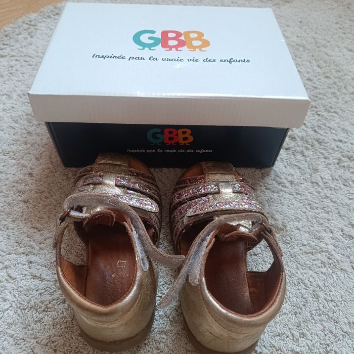 Nu-pieds taille 22. - photo numéro 4