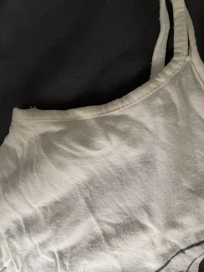 Top fines bretelles blanc avec imprimés cerise Bershka taille S très bon état - photo numéro 4