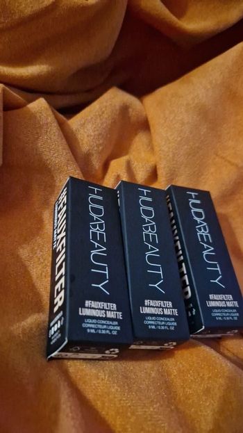 Hudabeauty fauxfilter lot de 3 pièces luminous matte correcteur liquide honey 1.7B 9m meringue 2.1N 9m Vanilla swirl 3.1B 9ml neuf jamais utilisé jamais ouvert 