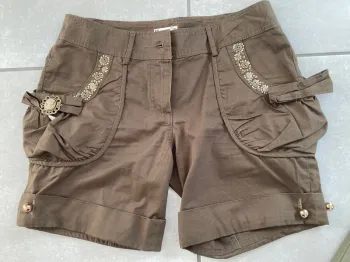 Short kaki style militaire avec strass et perles