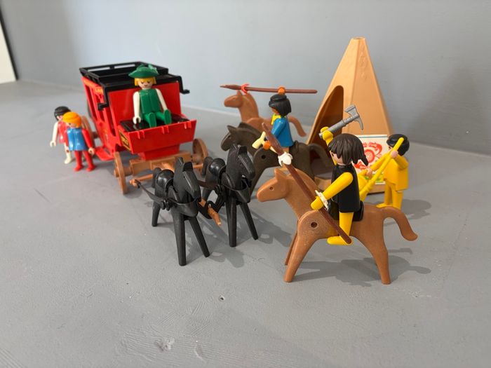 Playmobil western attaque de la diligence rouge Cowboy indien 1 diligence 1 tipi 6 personnages 5 chevaux - photo numéro 4