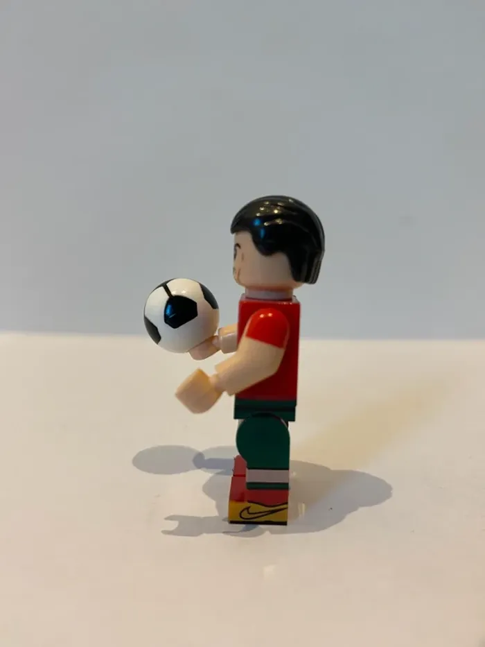 Figurine type lego Christiano Ronaldo en équipe du Portugal. Footballeur - photo numéro 2
