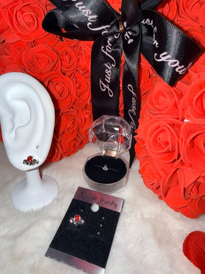 ❤️ Boucles d’oreilles argentées avec pierre rouge – Élégance et éclat assuré ! ❤️ - photo numéro 2