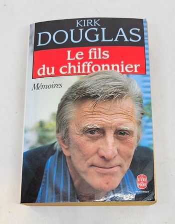 "Le fils du chiffonnier", de Kirk Douglas.
Le livre de poche. 
640 pages.
ISBN : 2.253.05412.7
