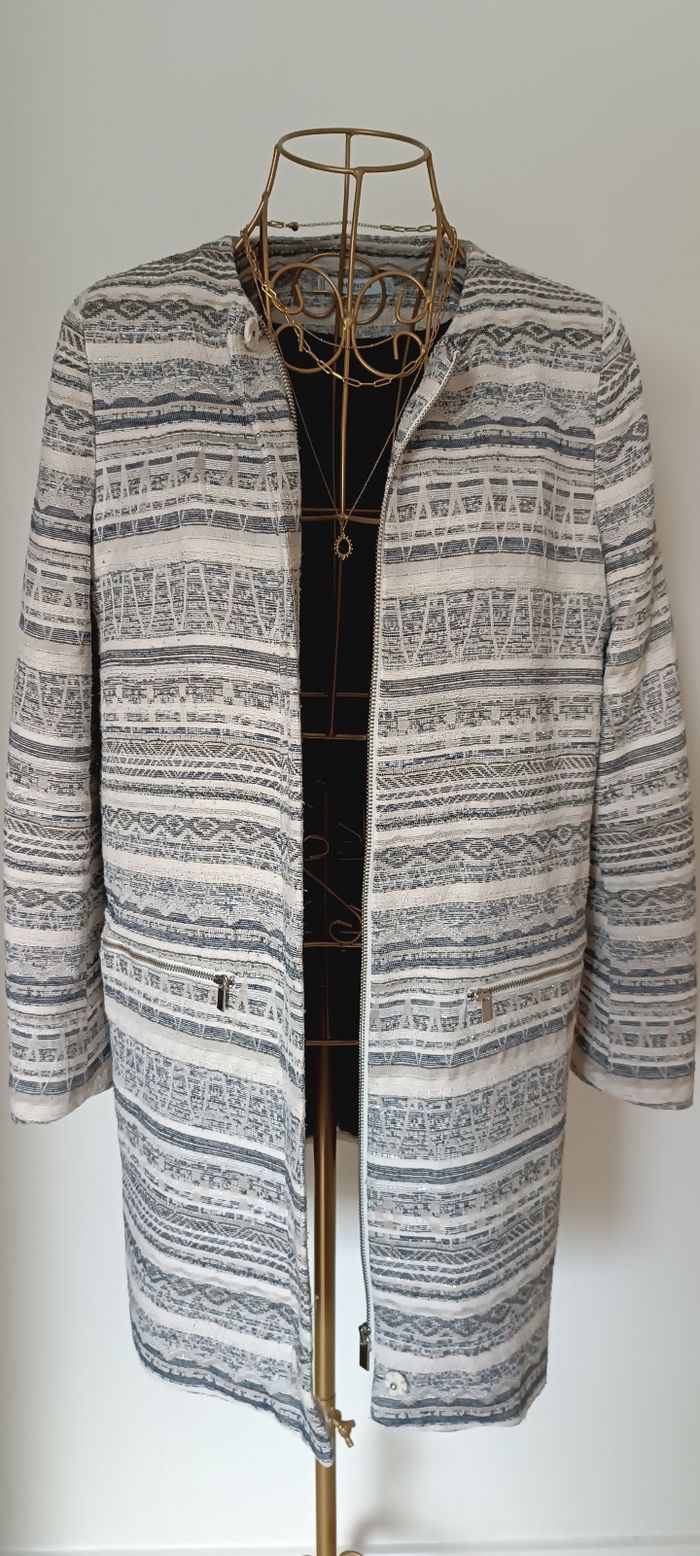 Manteau demi-saison, gris et beige.