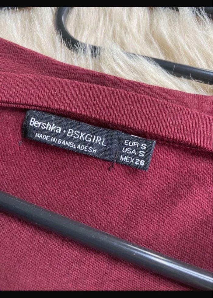 T-shirt rouge bordeaux et noir Bershka Taille S / 36 - photo numéro 2