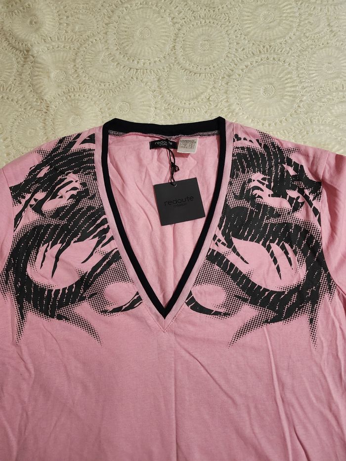 T-shirt rose et noir à col V - photo numéro 2