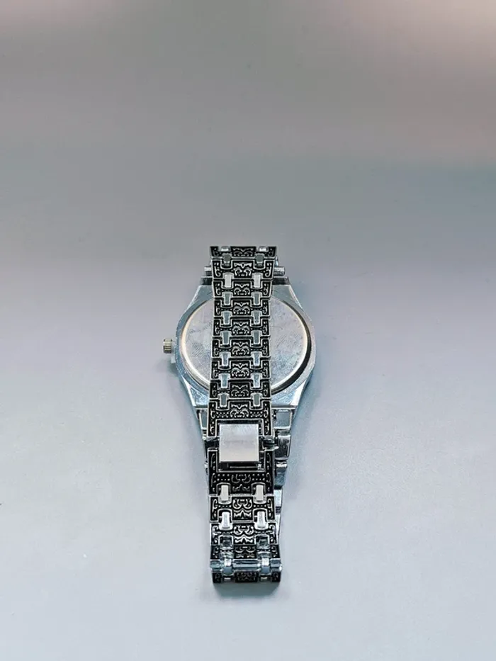 Montre Argentée Acier Inoxydable Gravée Ornements - photo numéro 4