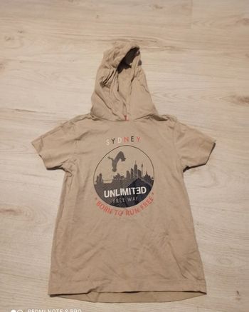 Tee shirt a capuche beige taille 5/6 ans.