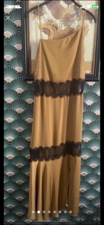 Belle robe satiné moutarde et dentelle noire taille XL
