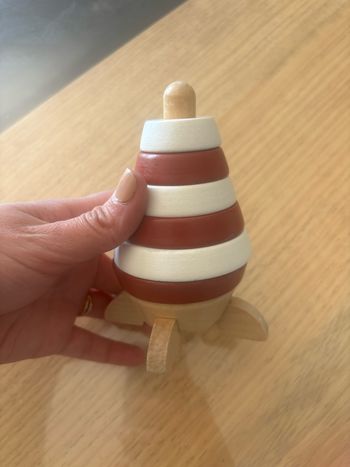 Fusée en bois à empiler