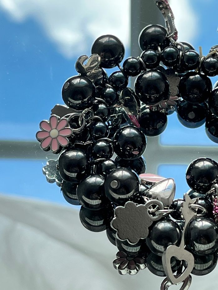 Bracelet perles charms noir/rose élastique Playboy TBE 🐰 - photo numéro 3