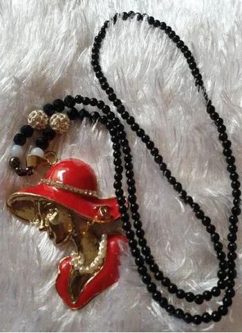 Collier fantaisie femme au chapeau rouge