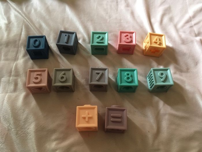 Cubes caoutchouc pour apprendre à compter