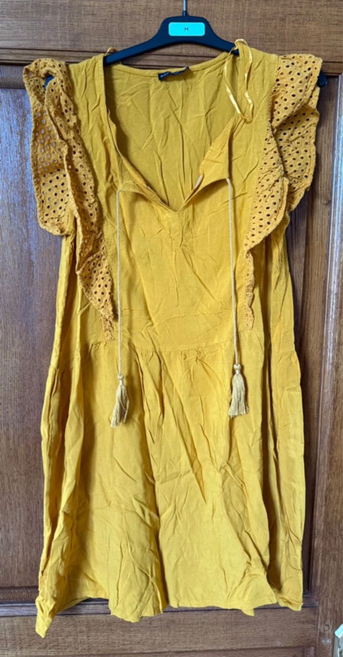 Robe moutarde droite avec volant et broderie taille 38 in extenso