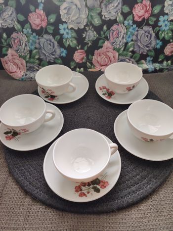 Ensemble de 5 tasses à café et soucoupes Arcopal motifs floraux