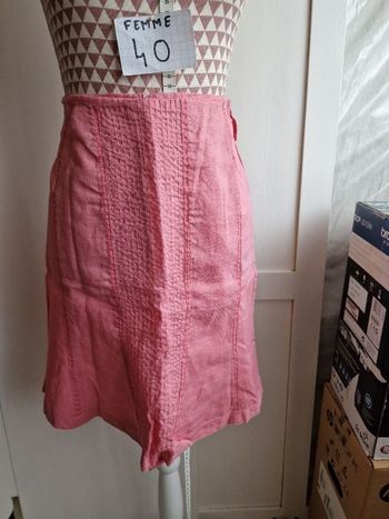 Jupe,midi, rose,en très très bon état, en ramie,longueur 53cm, marque Les Rivales =6€